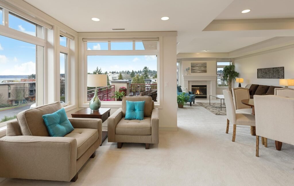 sala moderna de lujo cojines azul claro