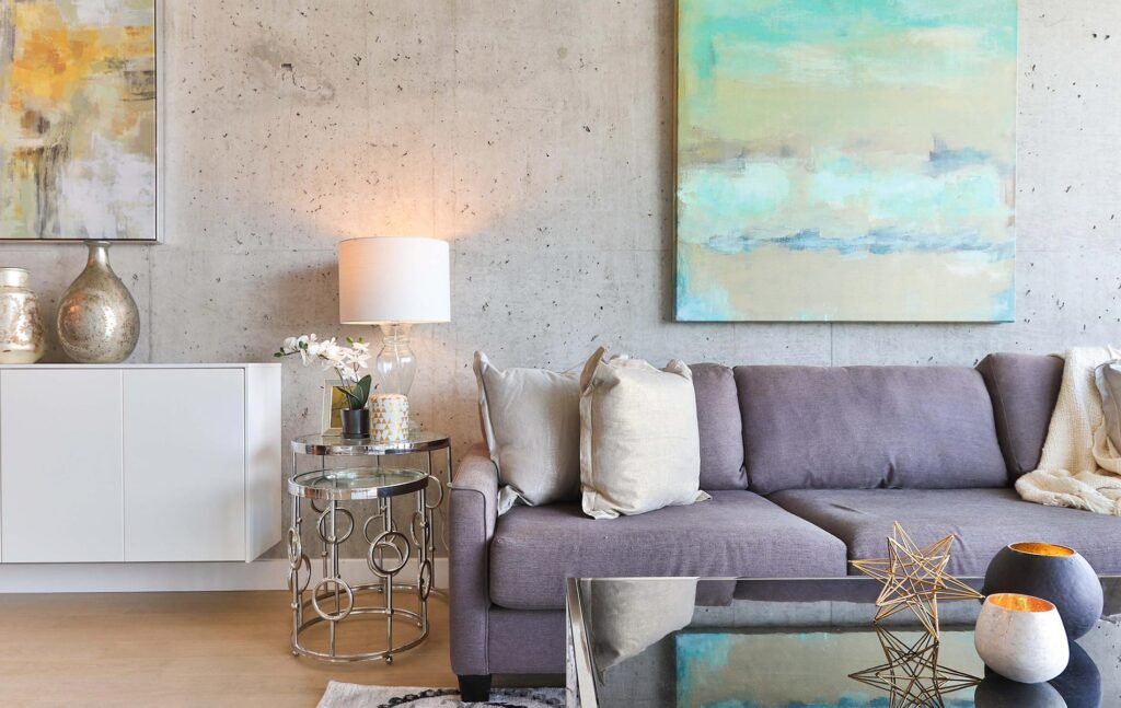 sala con lampara y gran cuadro atras del sofa color gris