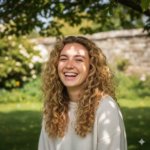 mujer sonriente porque compro su casa