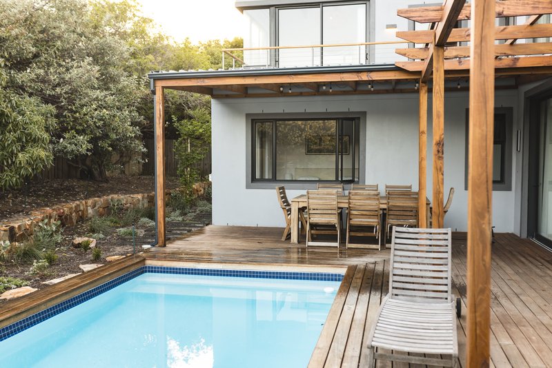 casa blanca con alberca arboles alrededor mesa