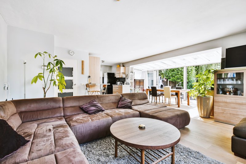 paredes blancas sala café espacio con mucha iluminación